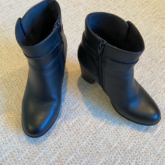 Clarks Size US 7 Women‘s Leather Boots - Picture 4 of 6